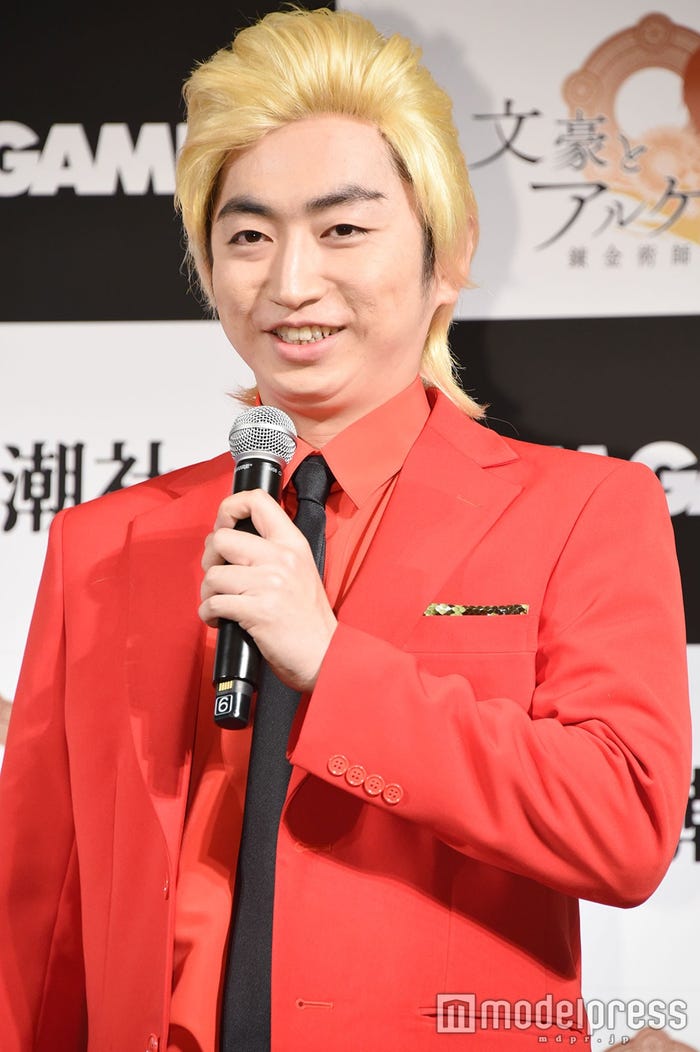 カズレーザーのコスプレ姿の羽田圭介氏 (C)モデルプレス