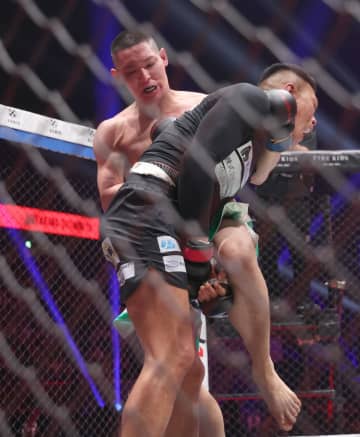 BDで悲劇 “北九州のバケモノ”が膝蹴りローブローで悶絶・・・ど根性で試合再開も延長突入で棄権TKO負け→担架で搬送の事態に