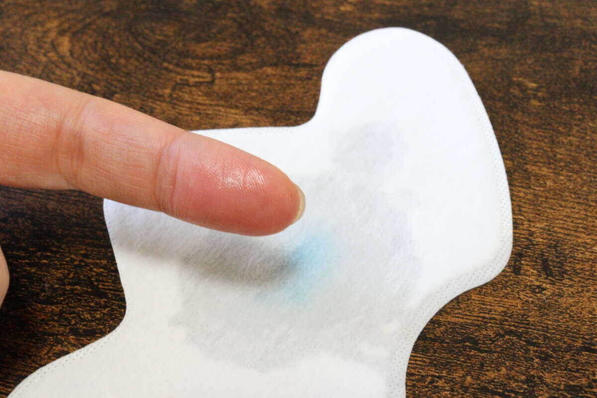 胸用吸汗パッド　肌に水が付着