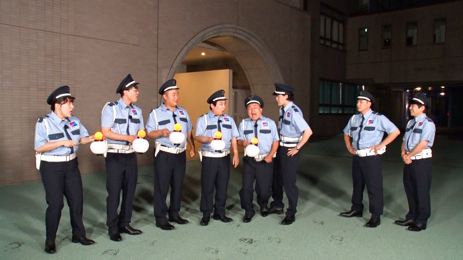 「学校きもだめし」（左から）丸山礼、菊田竜大、岡部大、せいや、松尾駿、粗品、長田庄平、秋山寛貴（C）フジテレビ