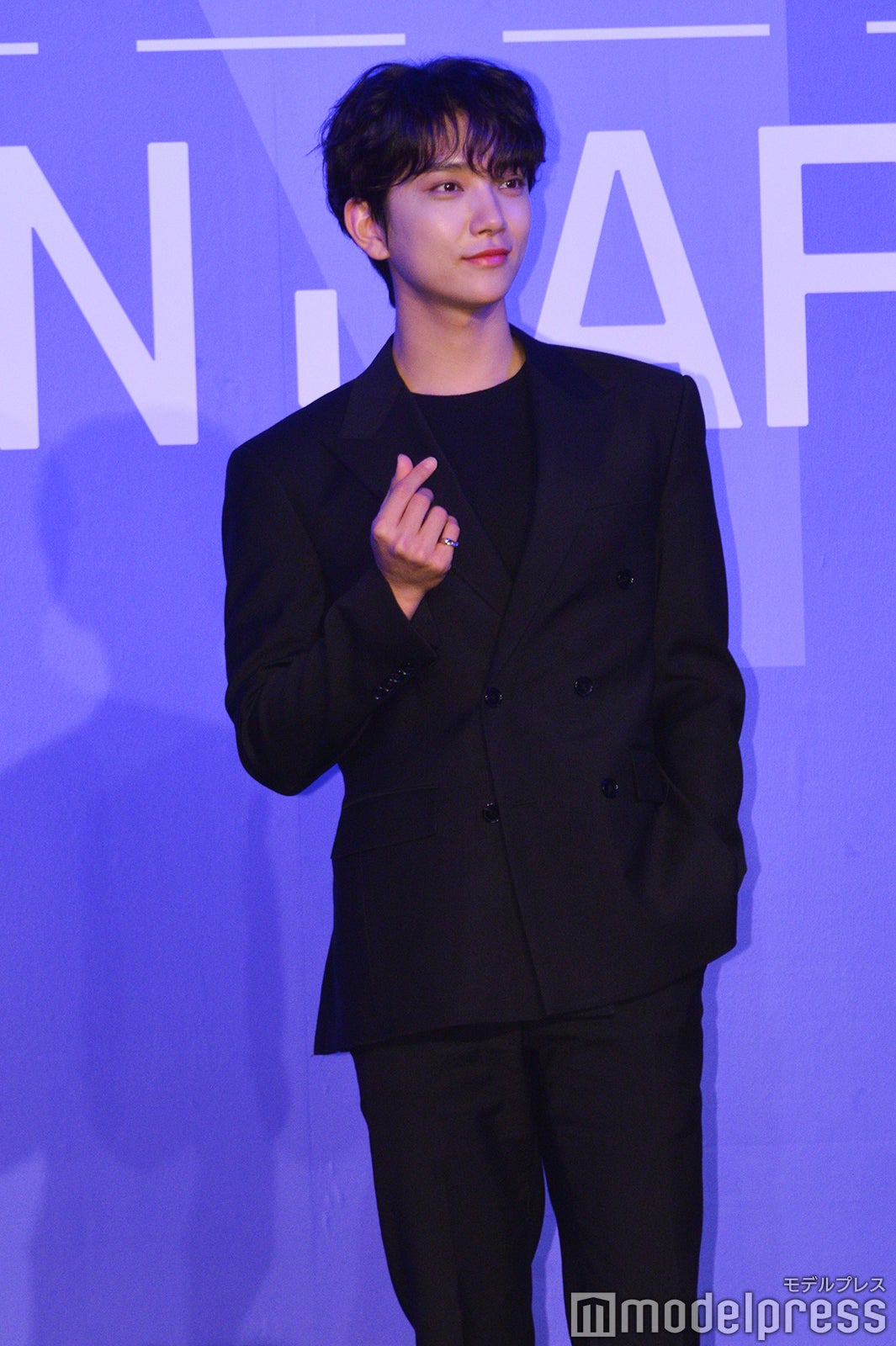 指ハートを決めるJOSHUA （C）モデルプレス