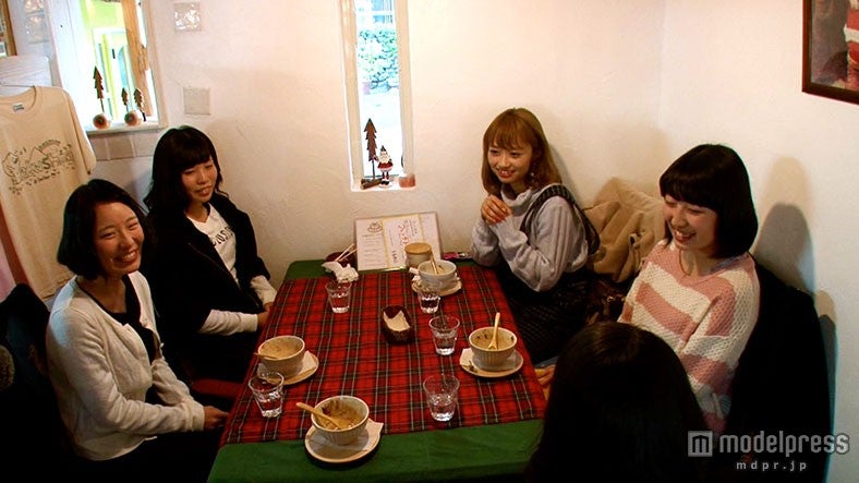 屋久島の女子高生と女子トーク（画像提供：テレビ東京）