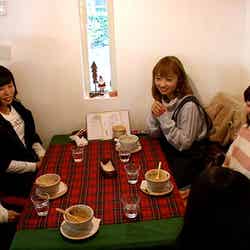 屋久島の女子高生と女子トーク（画像提供：テレビ東京）