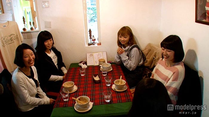 屋久島の女子高生と女子トーク(画像提供:テレビ東京)