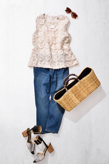 フラワーモチーフブラウス￥18,360（税込）、デニムパンツ￥18,360（税込）、チョーカー￥8,100（税込）、かごバッグ￥12,960（税込）、サンダル￥25,920（税込）（C）TOPLOG