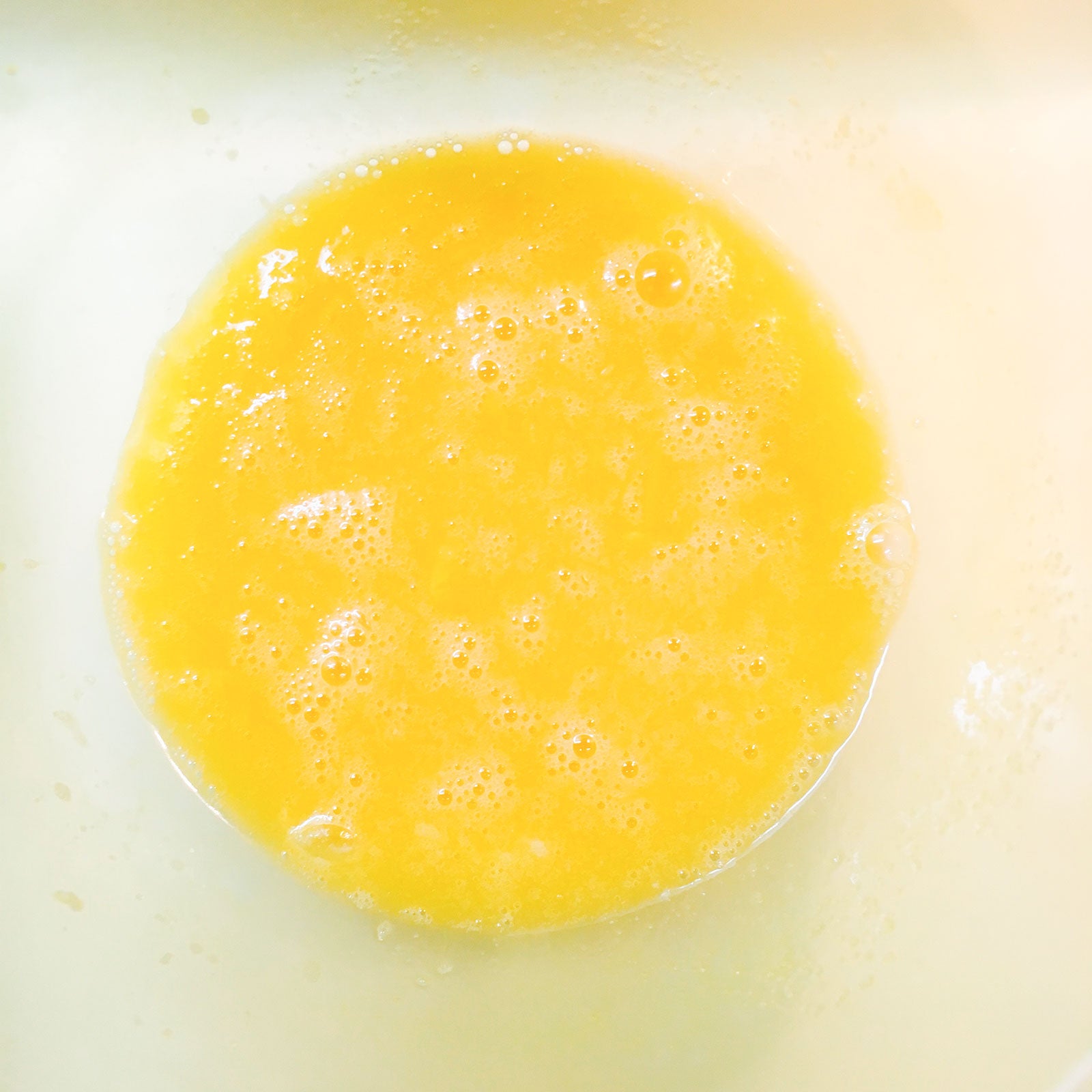 手順2：バターは電子レンジで溶かし、卵、砂糖を入れたボウルに入れ混ぜる／画像提供：柏原歩