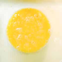 手順2：バターは電子レンジで溶かし、卵、砂糖を入れたボウルに入れ混ぜる／画像提供：柏原歩