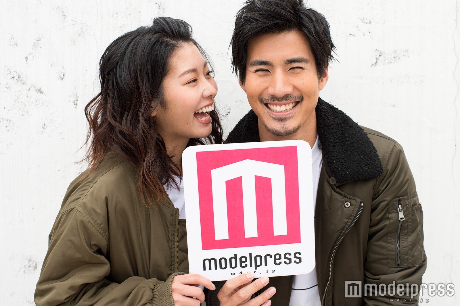 背丈を合わせて笑顔 （C）モデルプレス