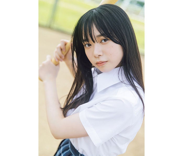 日向坂46の剛腕・山口陽世が夏服でバットを握る＜B.L.T. SUMMER CANDY 