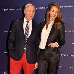 (写真左から)トミー・ヒルフィガー、ジェシカ・アルバ