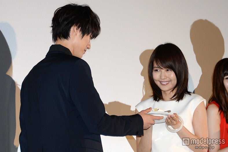 福士蒼汰（左）から有村架純（右）へケーキを手渡し