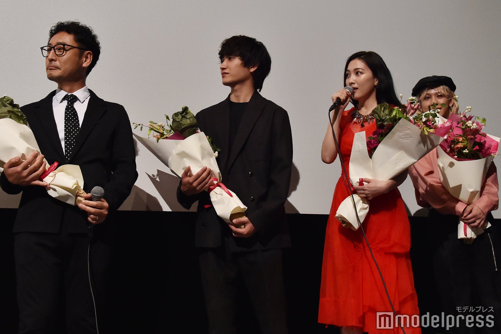 サプライズで花束を渡され驚く監督、金子大地、知英、りゅうちぇる （C）モデルプレス