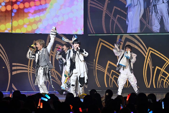 「Boom-Pow-Wow!」で会場を大きく揺らした(左から)鈴木悠仁、川崎星輝、内村颯太、黒田光輝/「PASSION!!~忍 in the Summer 2024~」より(提供写真)