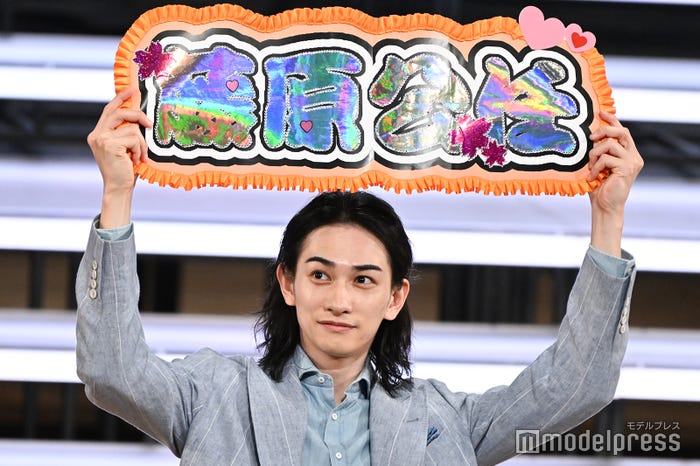 公任のキラキラネームボードを掲げる町田啓太(C)モデルプレス