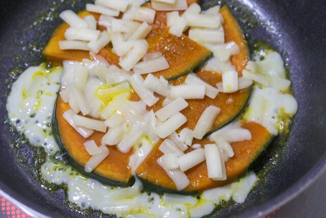 水分がなくなったら、ピザ用チーズを全体に散らす。