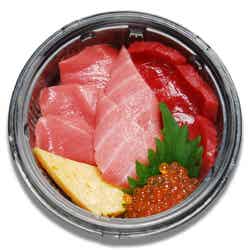 豊洲かんぺい会_大とろ入本まぐろ3色丼(提供画像)