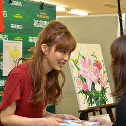 ファンと交流する押切もえ