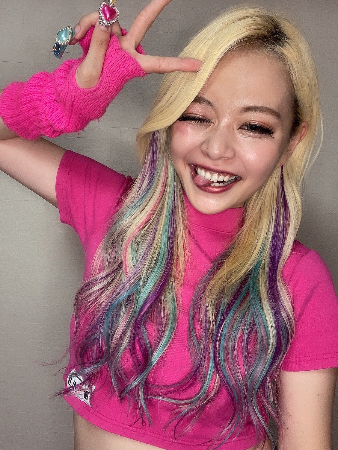 エルフ荒川「やってみたかった髪型」カラフルインナーカラーで大胆イメチェン「最強ギャル」と絶賛の声