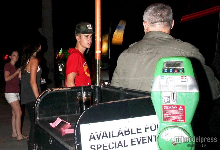 ジャスティンの後方に女子２名が！X17online.com / Zeta Image