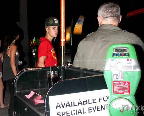 ジャスティン・ビーバー、女子2名を車に乗せる