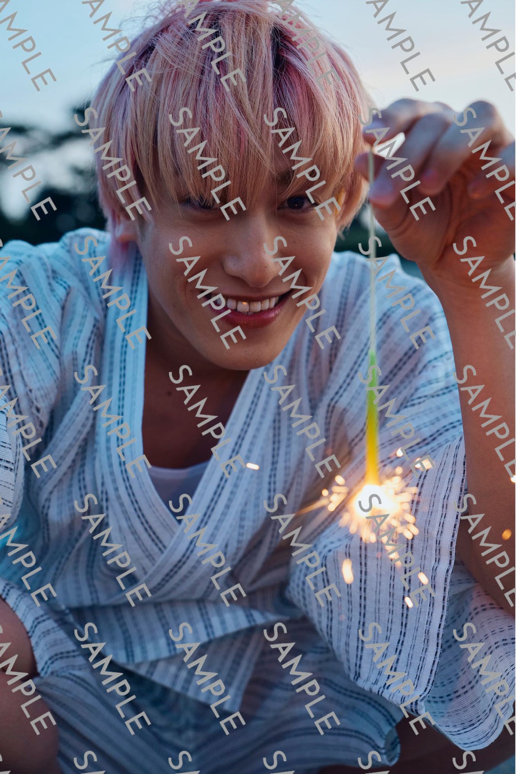 兼近大樹 泥すす トレカ 集合 兼近展 兼近大樹 1st写真集 『 虚構 』｜ワニブックスオフィシャルサイト