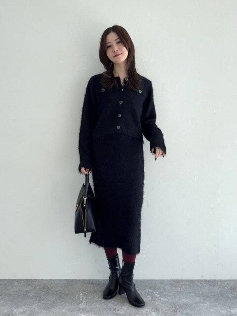 黒シャギーコーデ 2025冬大人女性ニットアップ黒シャギーコーデ