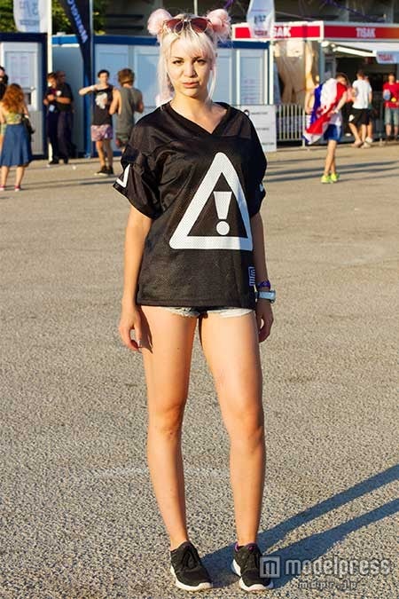 カジュアルなビッグTシャツにはショートパンツを合わせてスタイルアップ