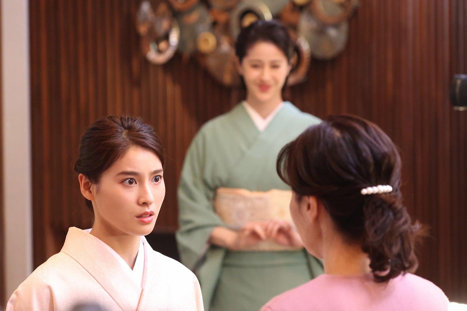 土屋太鳳、松本若菜、石野真子／「やんごとなき一族」第6話より（C）フジテレビ