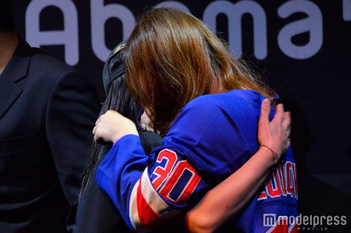 決勝戦後に抱き合う椿&まゆちゃむ (C)モデルプレス