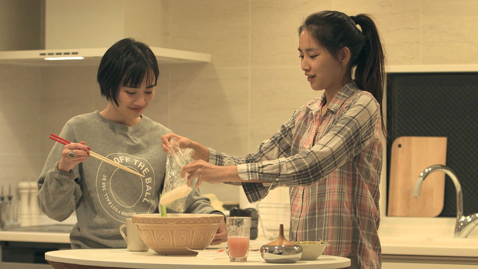香織、春花「TERRACE HOUSE TOKYO 2019-2020」2nd WEEK（C）フジテレビ／イースト・エンタテインメント