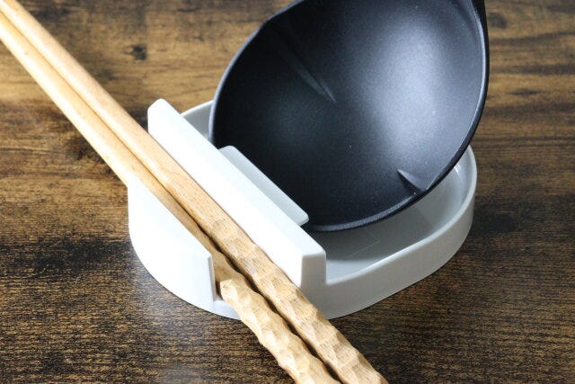 セリアのキッチンツールスマホスタンドにお玉と菜箸を置く