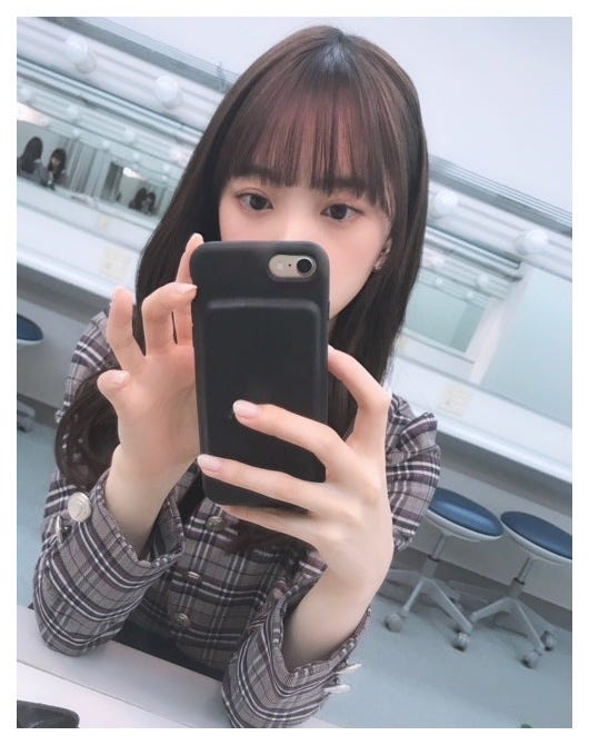 堀未央奈、スマホのケースも黒/公式ブログより