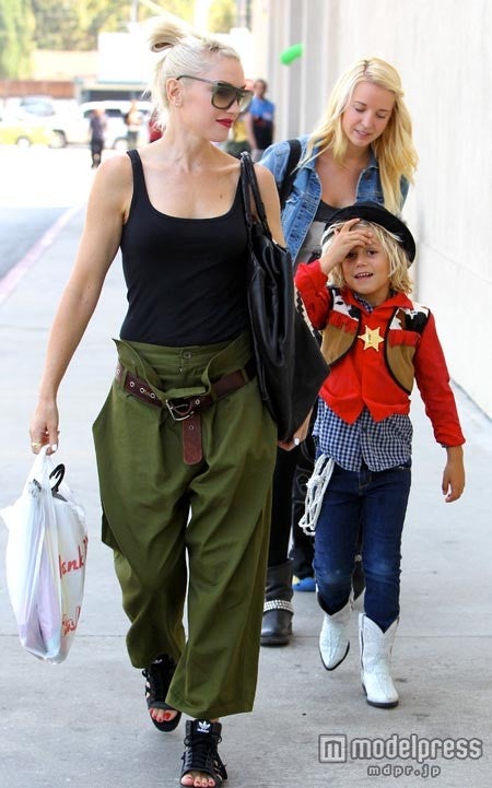 グウェン・ステファニー、コスプレ好きな息子と早くもハロウィンのお買い物