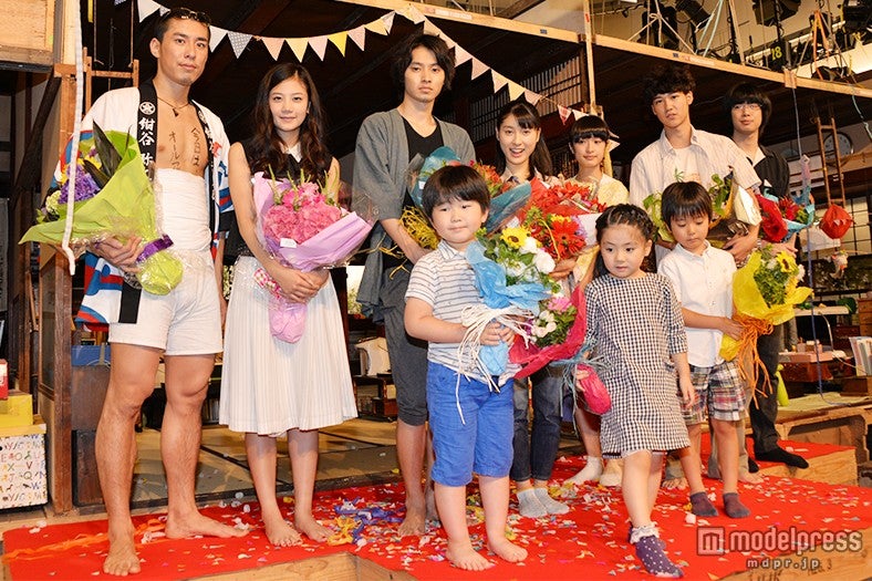 「まれ」クランクアップ取材会の模様（上段左から）高畑裕太、清水富美加、山崎賢人、土屋太鳳、門脇麦、葉山奨之、渡辺大知