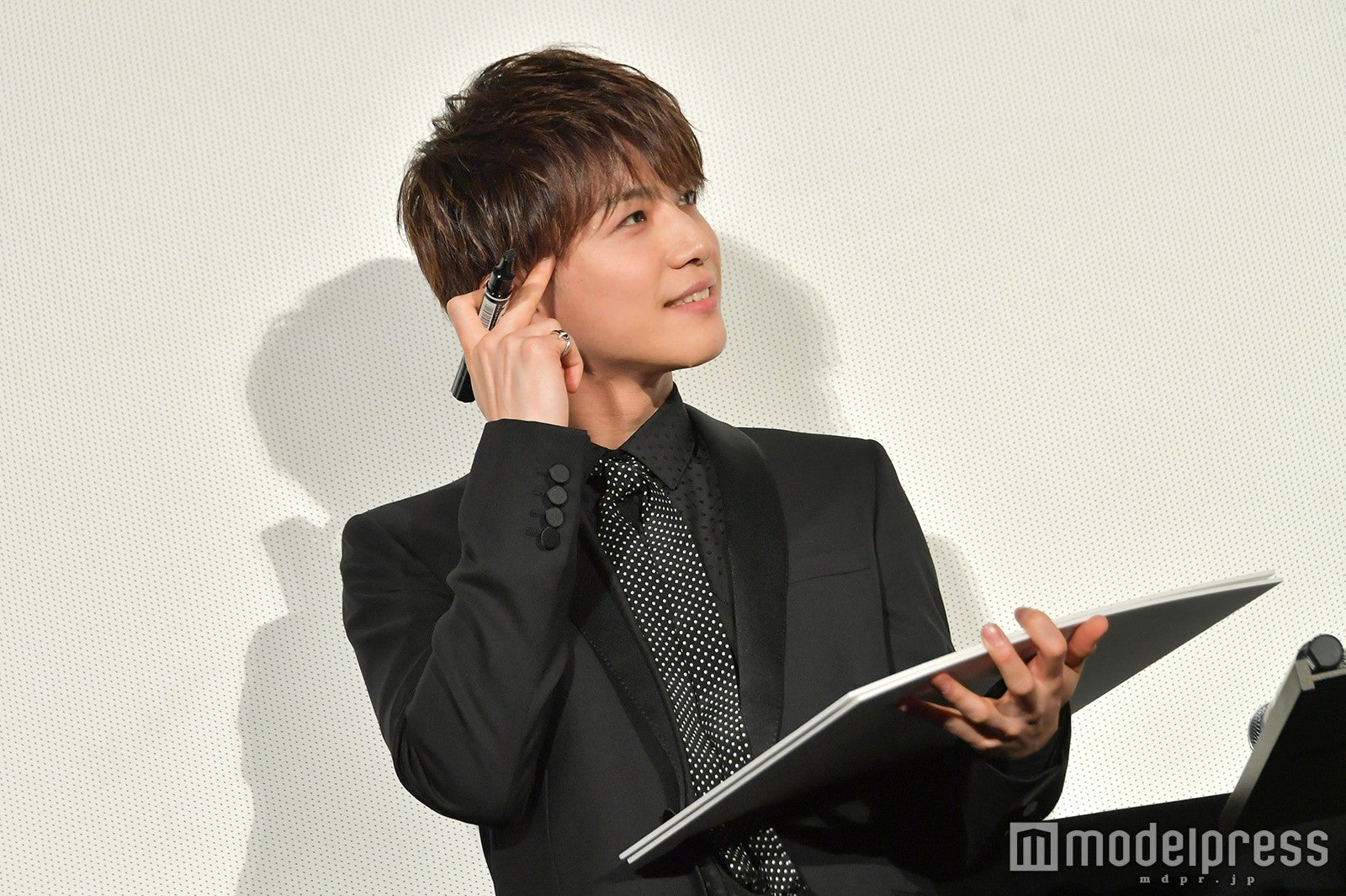 「予測不能！クイズ」にて…答えを考える岩田剛典①（C）モデルプレス