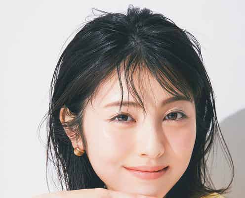 浜辺美波、テラコッタカラーのメイク披露 大人っぽい表情にドキッ