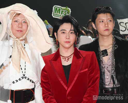 Mrs. GREEN APPLE、奇抜衣装で雰囲気ガラリ 大胆着こなしに観客ざわつく【MTV VMAJ レッドカーペット】