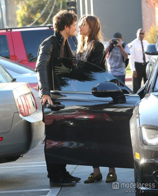 ミランダ・カー、夫オーランド・ブルームと美し過ぎる路上KISS