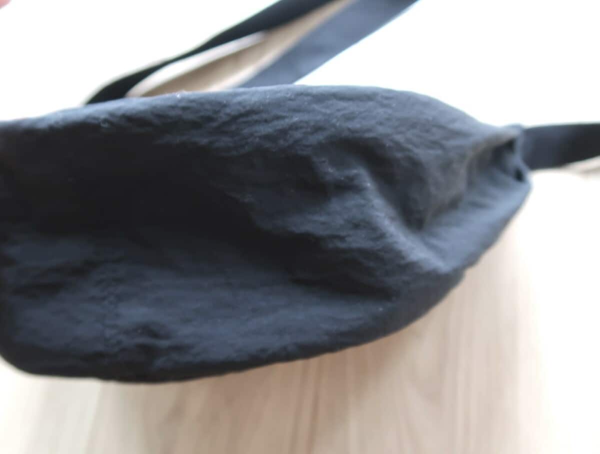 マチの幅が広く、物がたっぷり入れられます