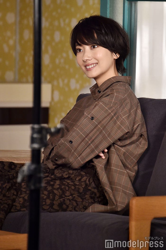 スタッフと談笑する波瑠(C)モデルプレス