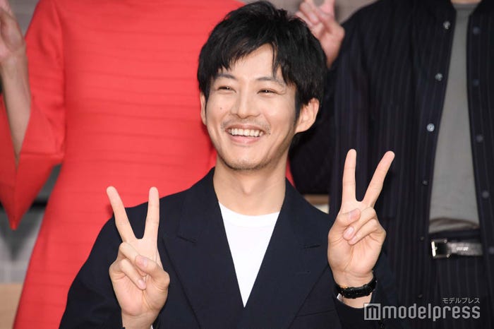 「ピースで!」のリクエストに笑顔で応える松坂桃李