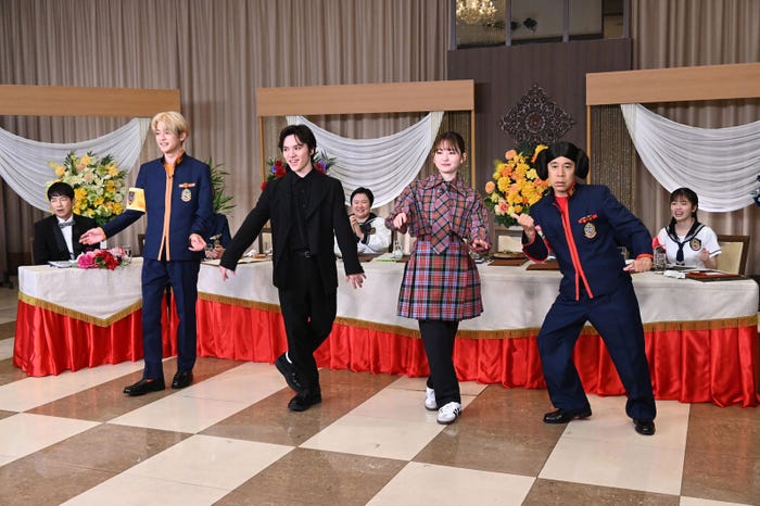 高橋文哉、宇野昌磨、山田杏奈、岡村隆史(C)日本テレビ