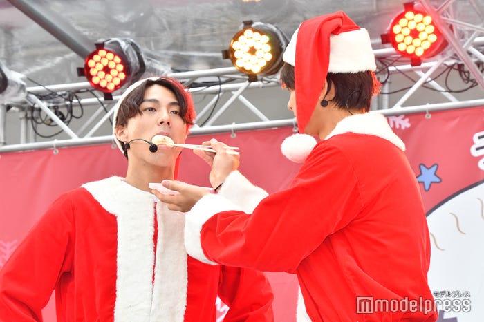 小野塚勇人に小籠包を“あ~ん”する佐藤寛太 (C)モデルプレス