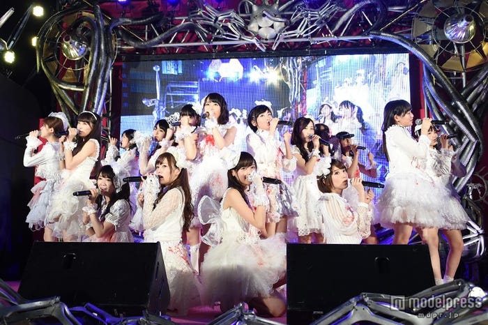 “血まみれの花嫁”の仮装でライブ/乃木坂46