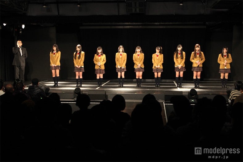 卒業の報告をするメンバーと湯浅洋支配人（左）／（C）AKS