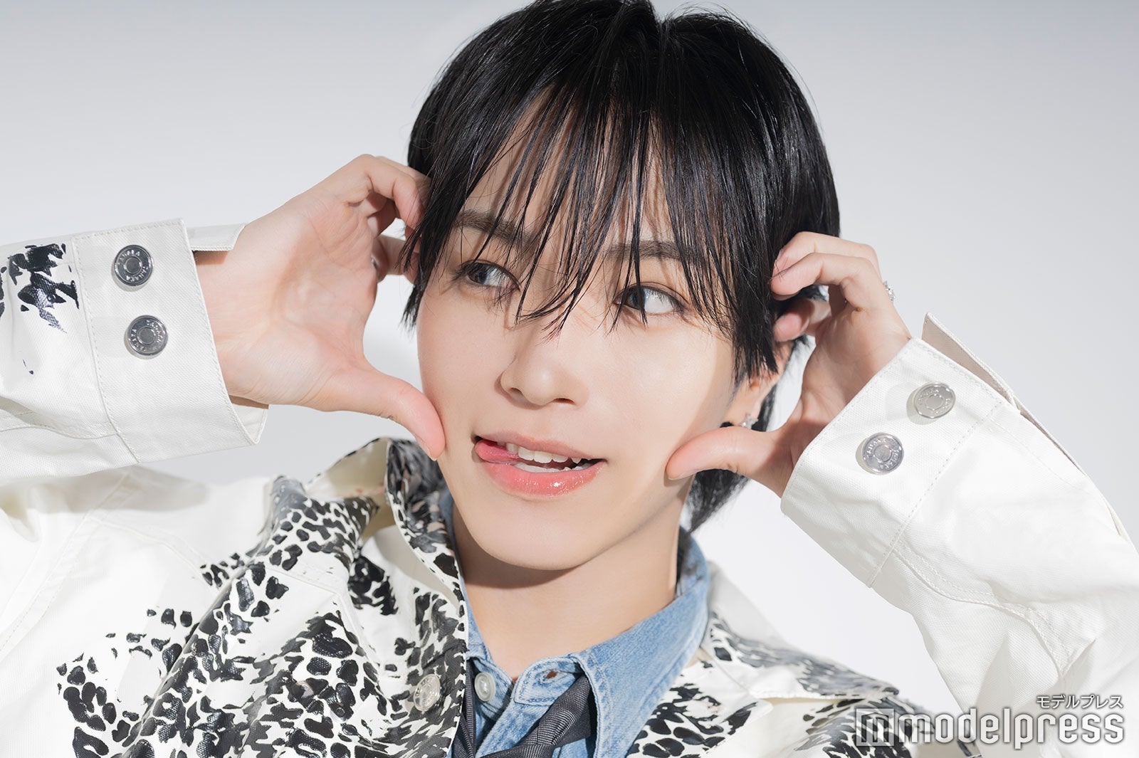 可愛らしくポーズを決めてくれた大平祥生（C）モデルプレス