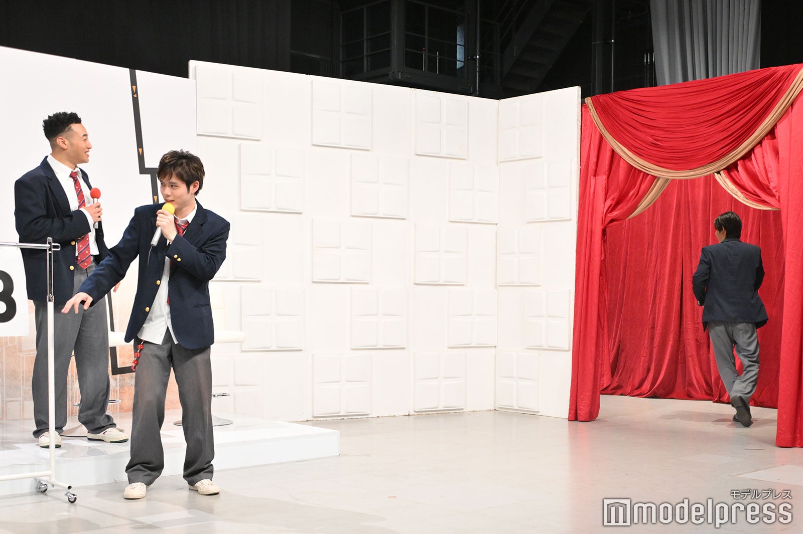 走る中川大志と見送る関口メンディー、細田佳央太（C）モデルプレス