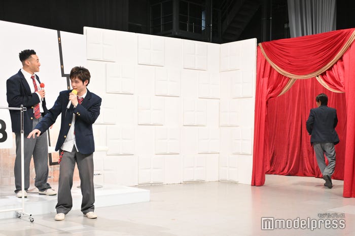 走る中川大志と見送る関口メンディー、細田佳央太(C)モデルプレス