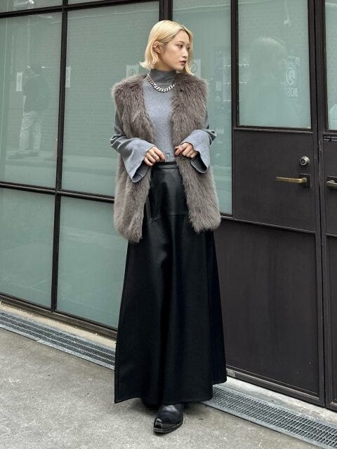 2025冬大人女性グレーファーベストレザースカートモノトーンコーデ