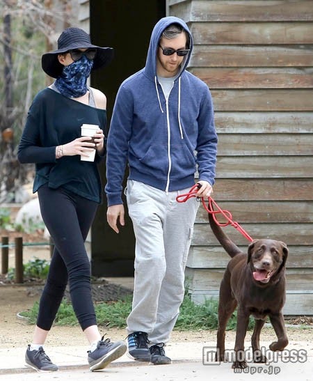 アン・ハサウェイ、マイケル・ジャクソン風コスプレで散歩！